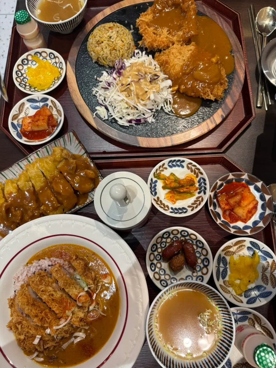 Side dishes served with the pork cutlet curry