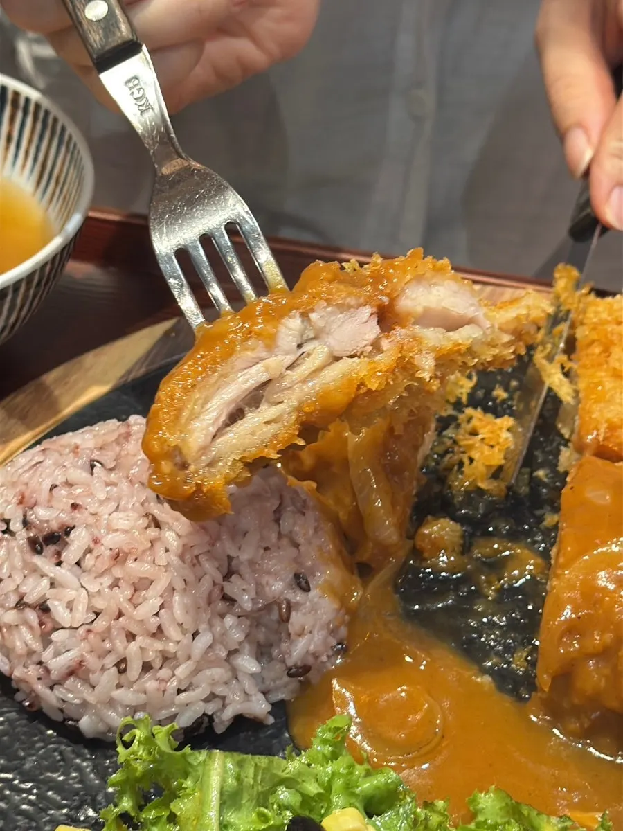 소스가 뿌려진 경양식 치킨까스