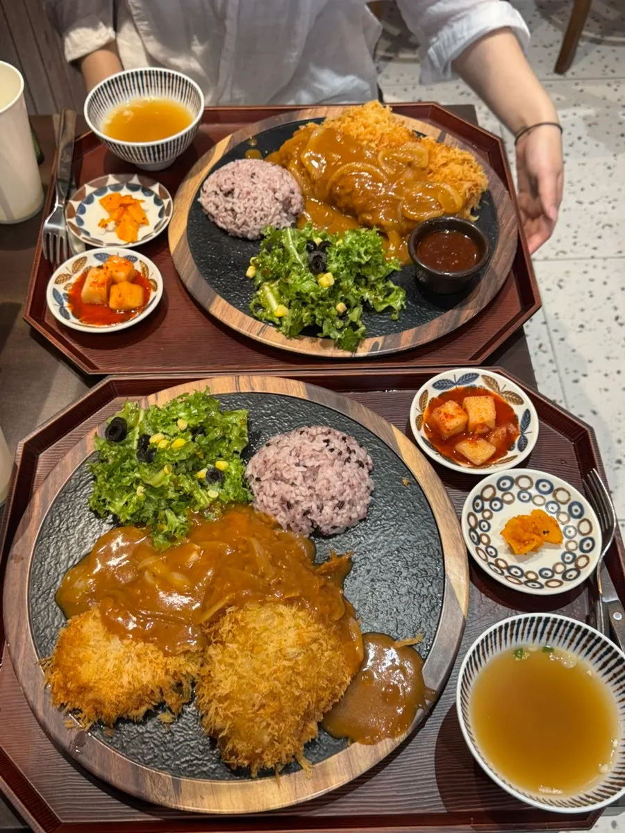 매콤소스에 찍은 치킨까스 한 조각