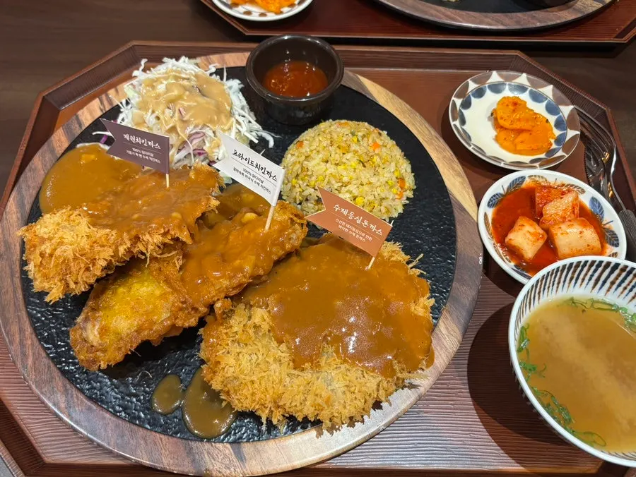 수저와 젓가락 세팅한 테이블