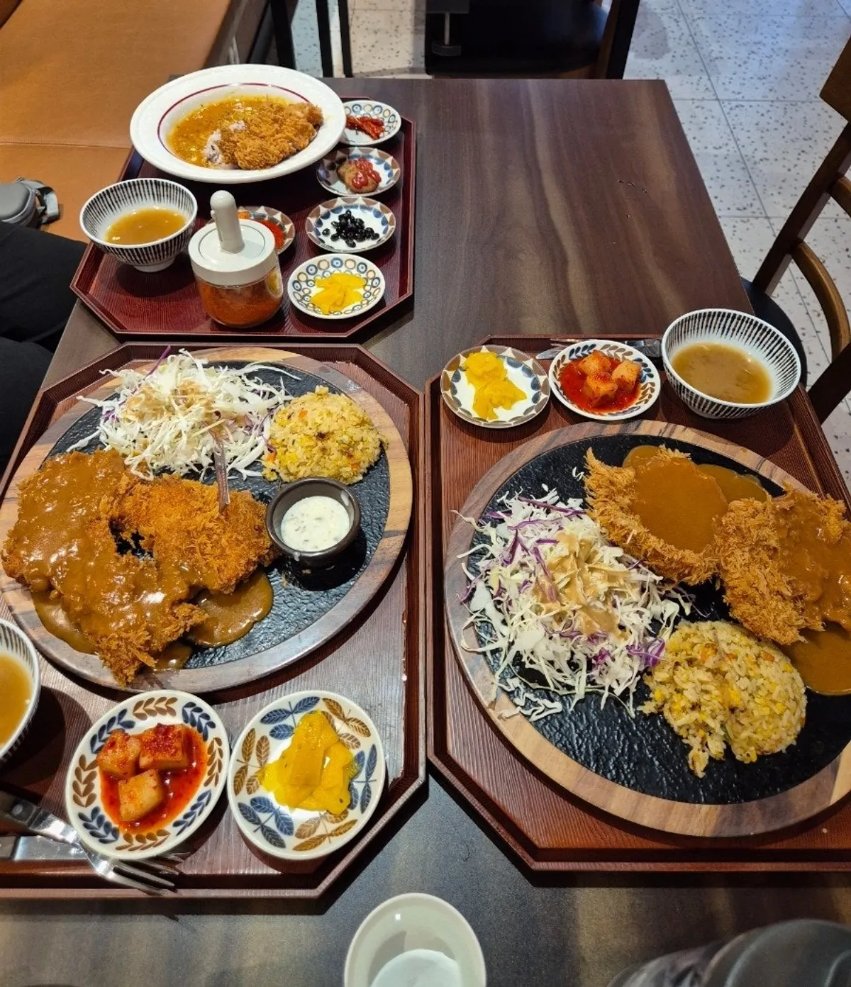 세 가지 반상이 차려진 테이블