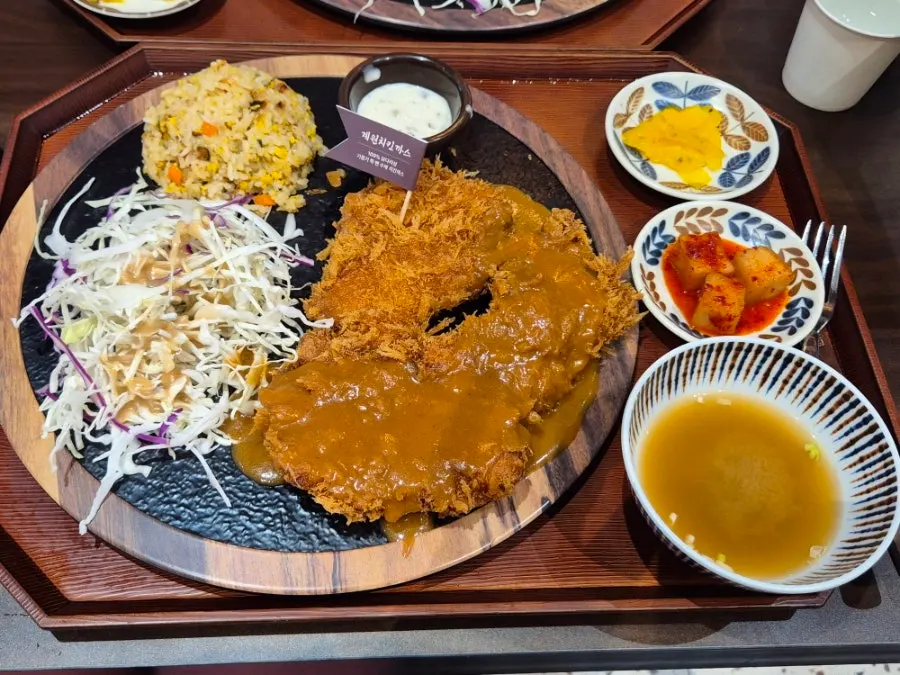 수제등심돈까스와 계란볶음밥 반상