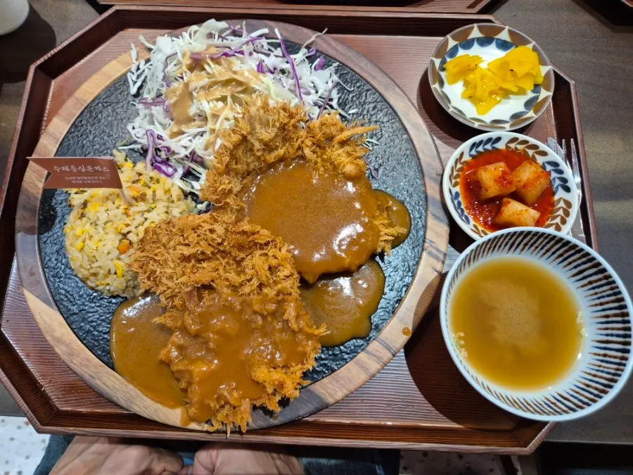 두툼하게 썰린 수제등심돈까스