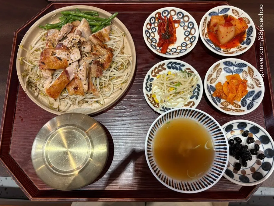 Two set trays on the table at Gyewondang Ingye Branch