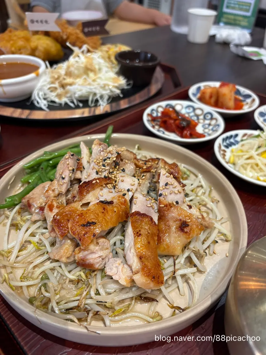 Grilled chicken thigh with bean sprout stir-fry