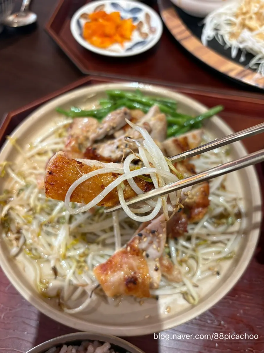 Lunch at Gyewondang with a three-year-old