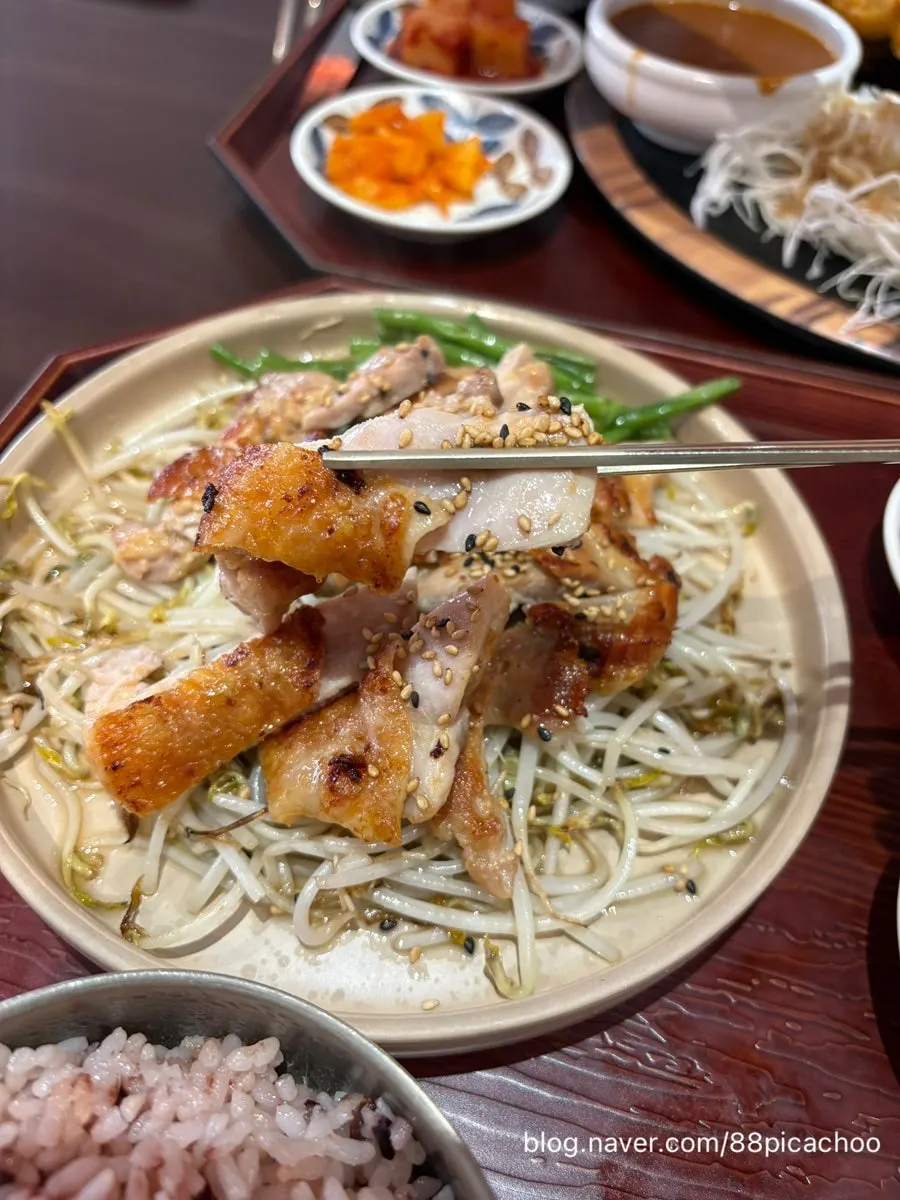 Seating good for a family meal at Gyewondang Ingye Branch