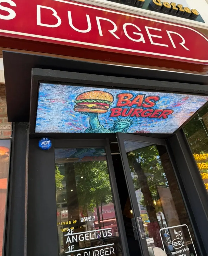 Handmade burgers with unlimited potato chips