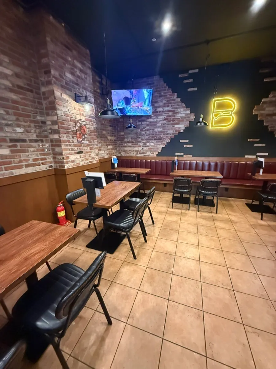 Bas Burger storefront and underground parking information