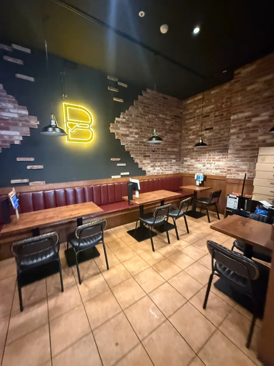 Restaurant with an American burger-joint atmosphere