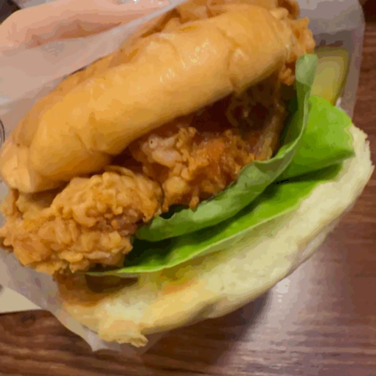 두툼한 닭고기 패티 치킨버거