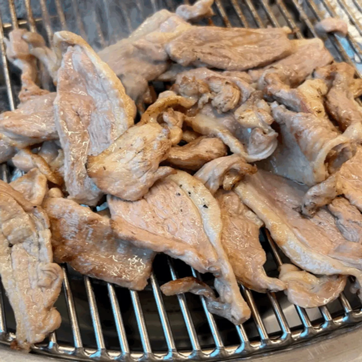 노릇하게 익어가는 생오리숯불구이