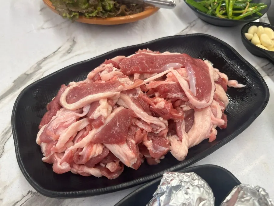 접시에 푸짐하게 담긴 생오리고기