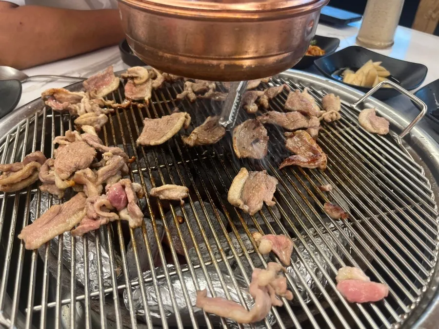 참숯 위에 올린 생오리고기