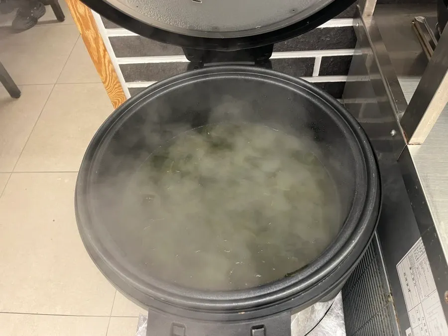 접시와 소스가 정리된 셀프코너