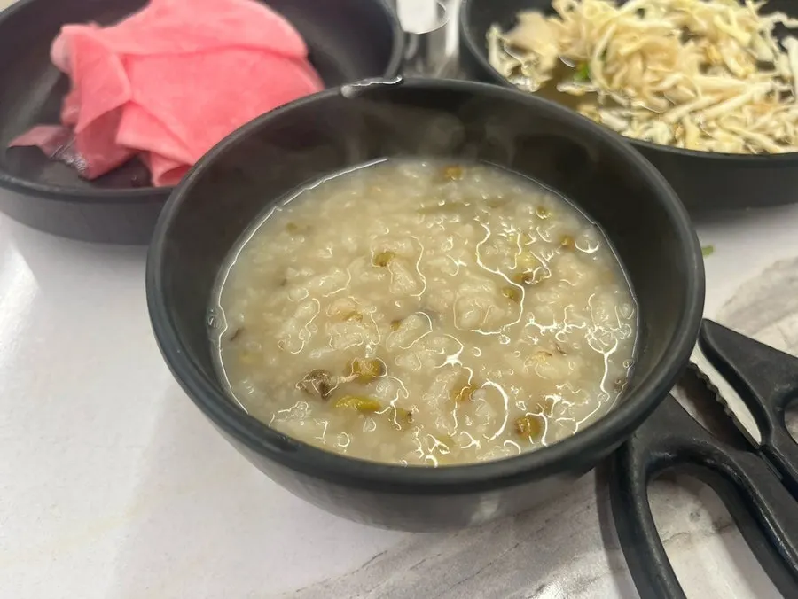 뚝배기에 담긴 무료 오리녹두죽