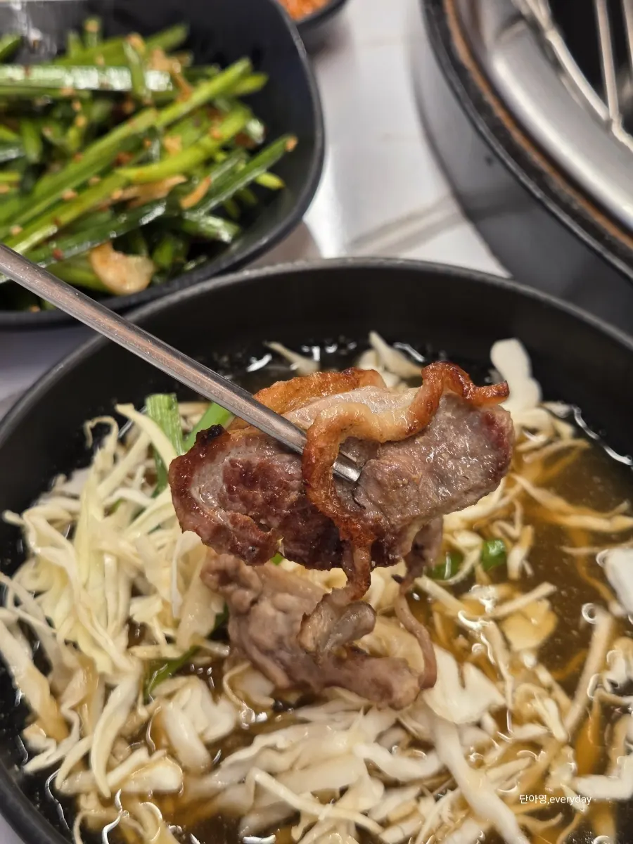 노릇하게 익는 오리숯불구이