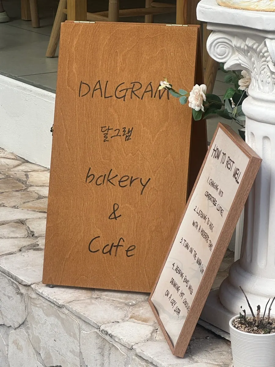 Café image introducing a visit to Dalgeuraem