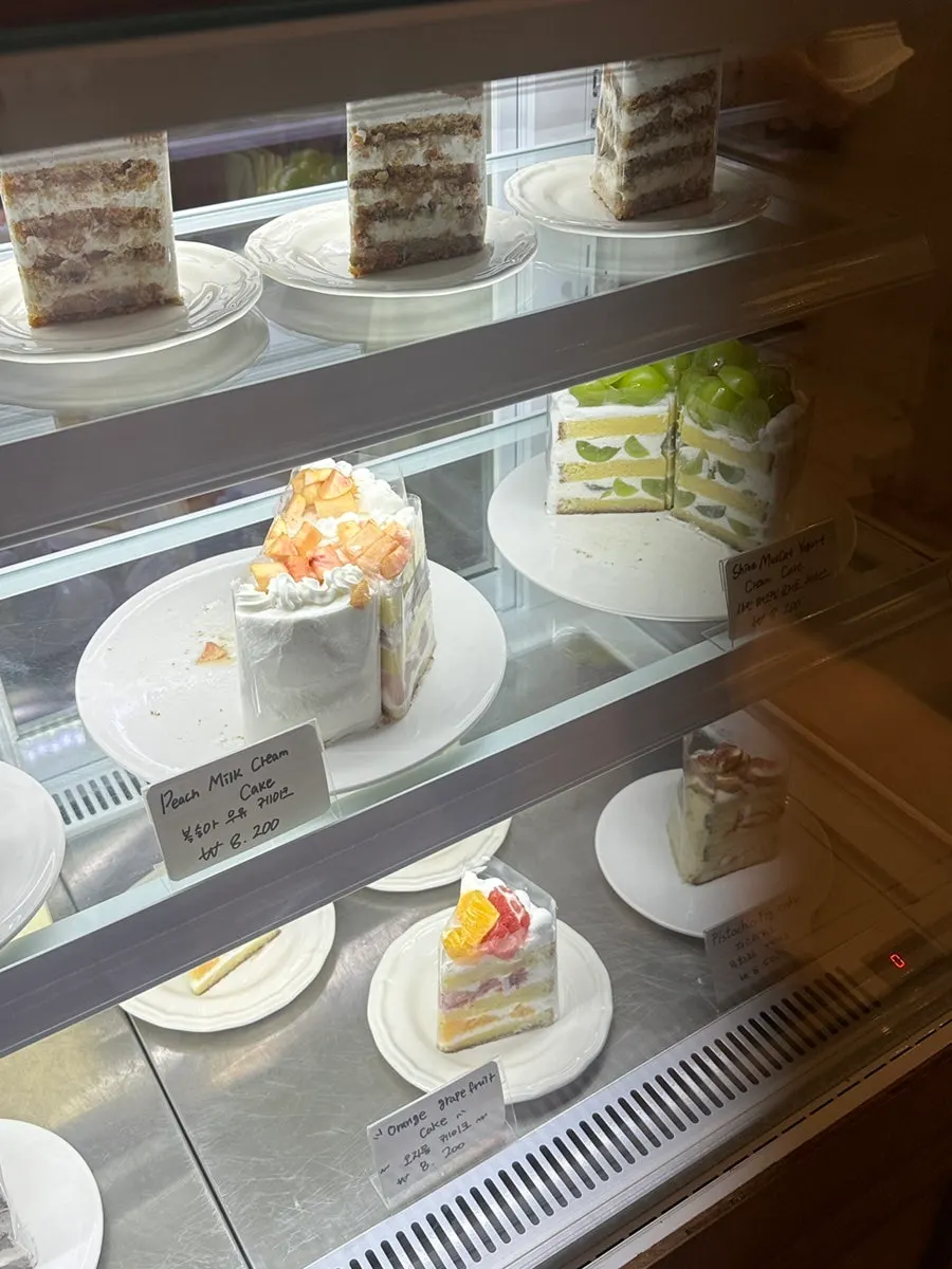 Cakes and breads on the Dalgeuraem menu