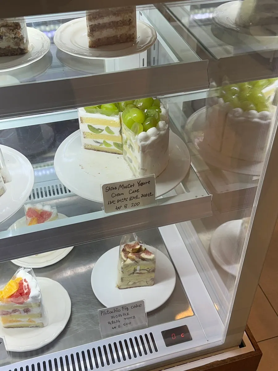 Salt bread and cake items on the Dalgeuraem menu