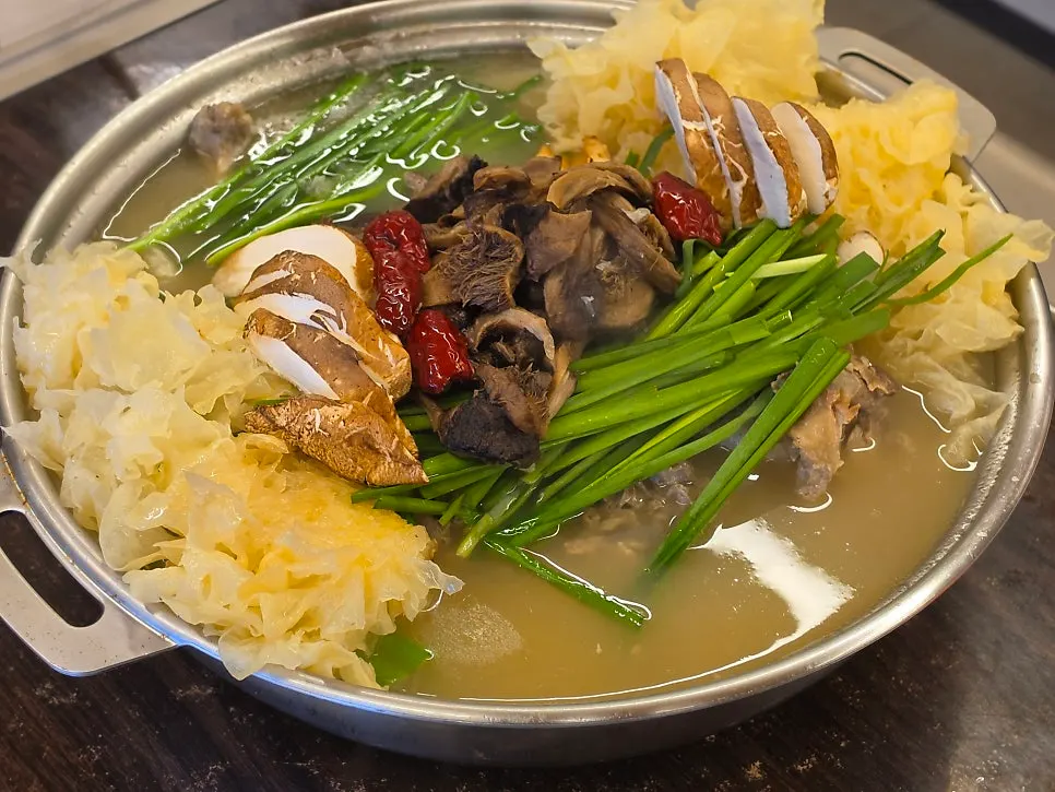 테이블에서 손질해주는 오리능이백숙