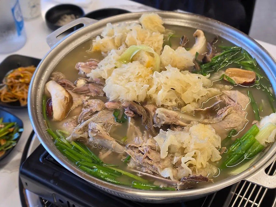 먹기 좋게 손질된 오리백숙