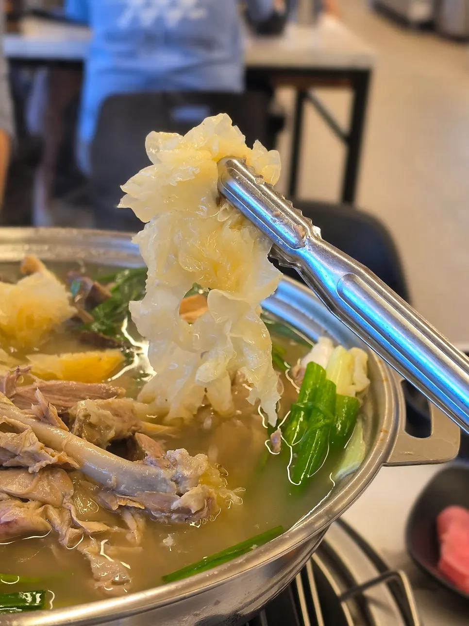 능이버섯과 백목이버섯이 든 백숙
