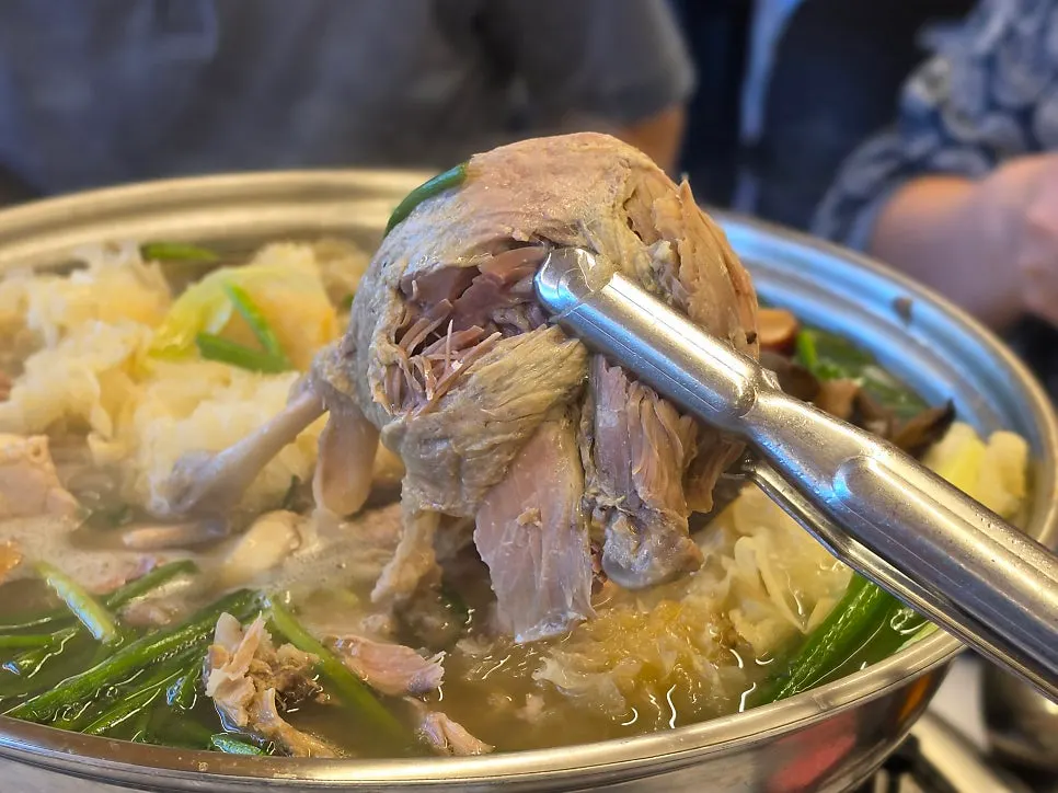 큼직한 크기의 오리백숙 고기