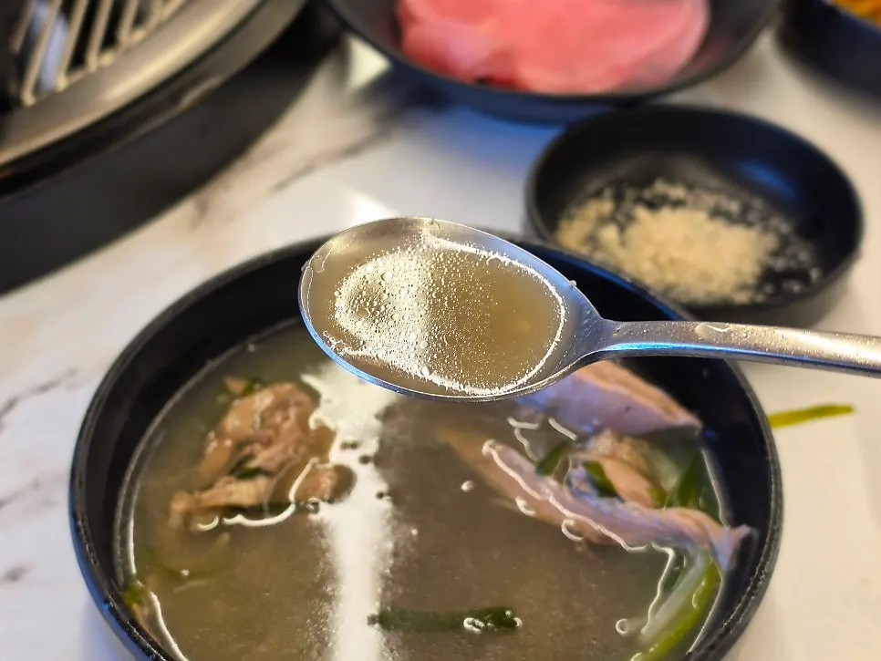 능이버섯 향이 어우러진 오리백숙 국물