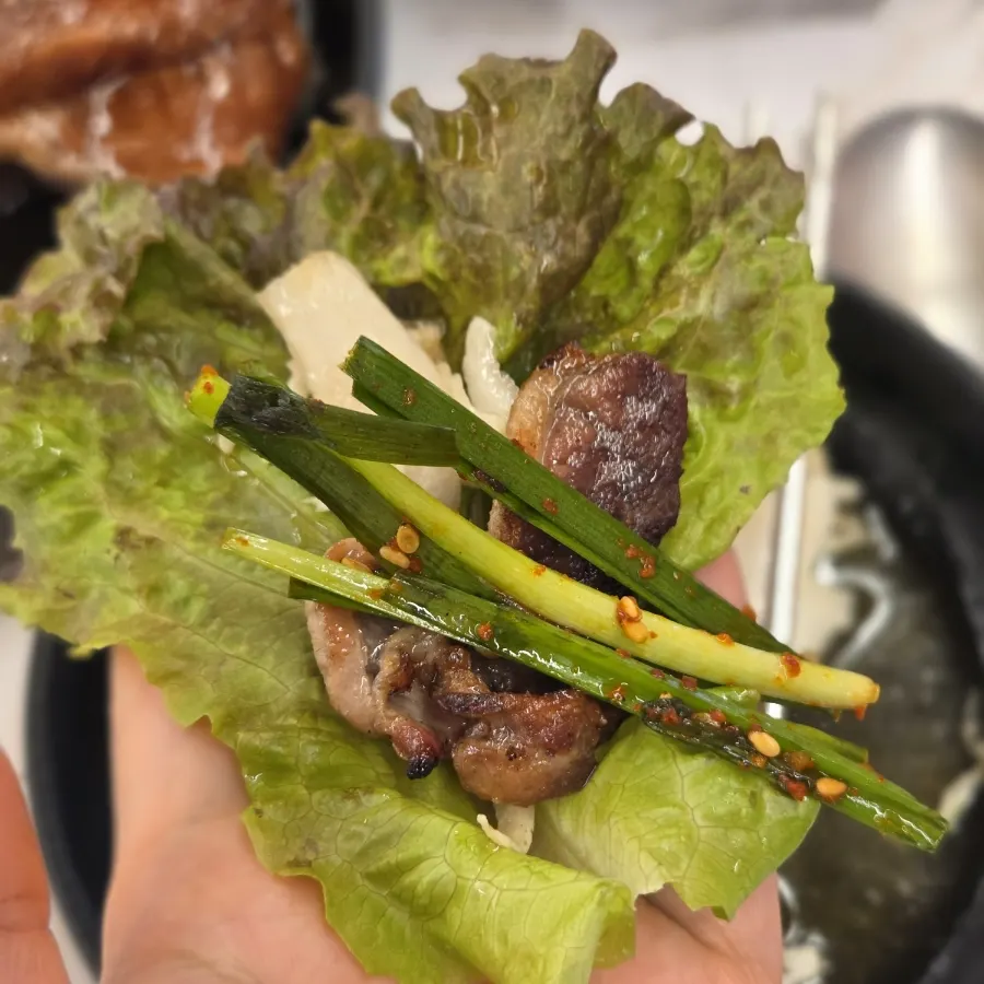 Charcoal-grilled duck wrapped in lettuce