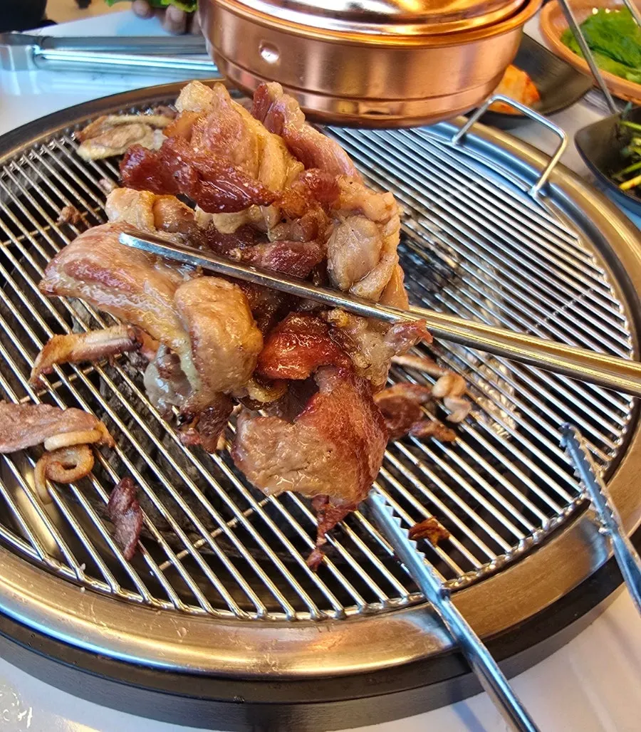 노릇하게 익은 숯불 오리고기