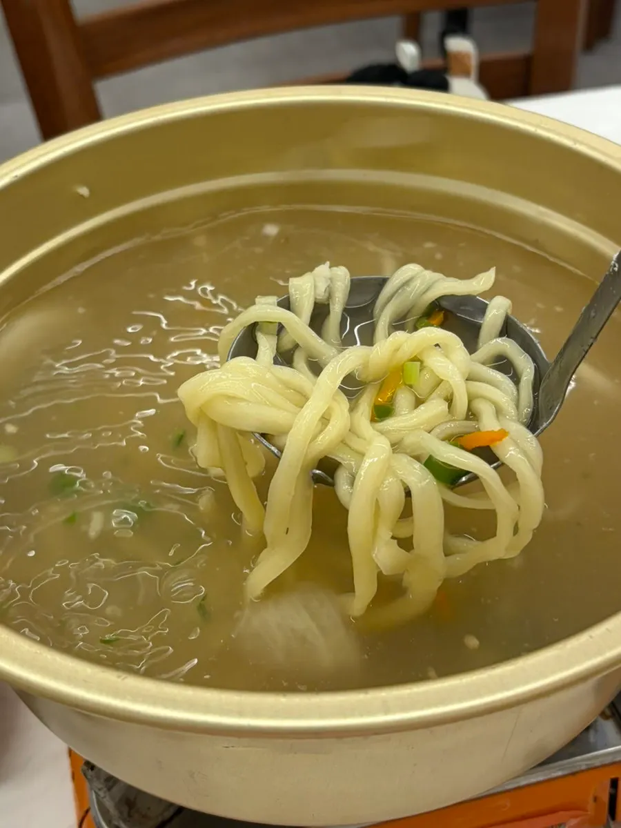Clam soup and kalguksu noodle combination