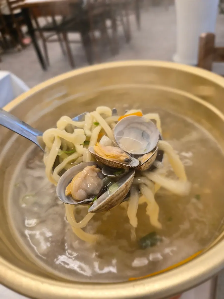 기본 찬과 건새우 미역국 한 그릇