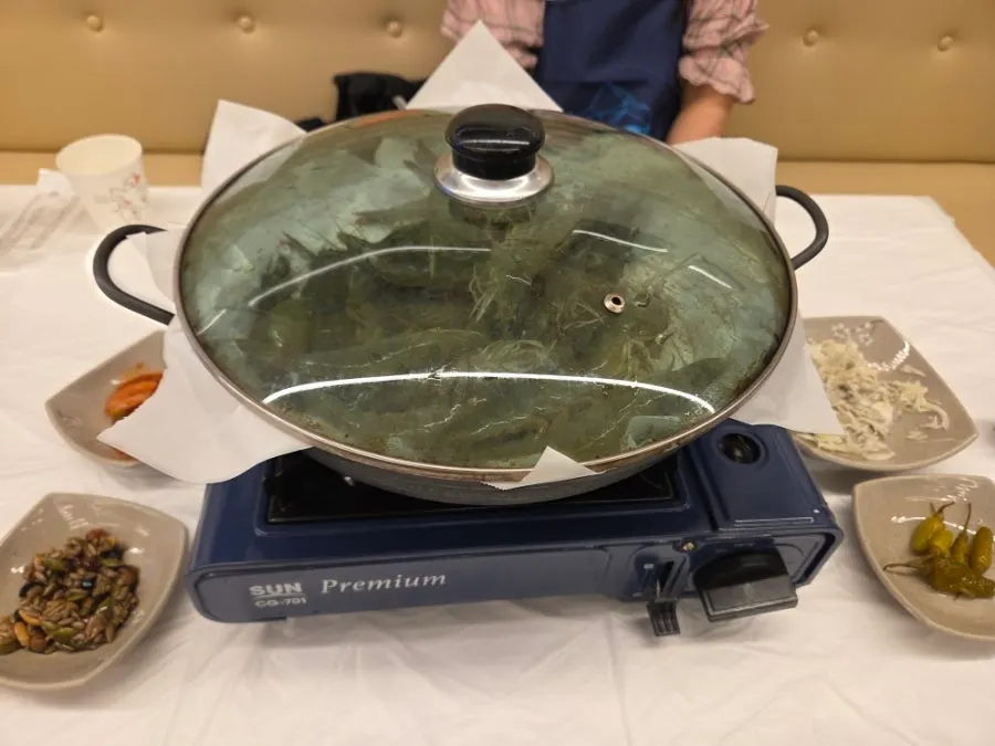Table setting with the medium live prawn salt grill