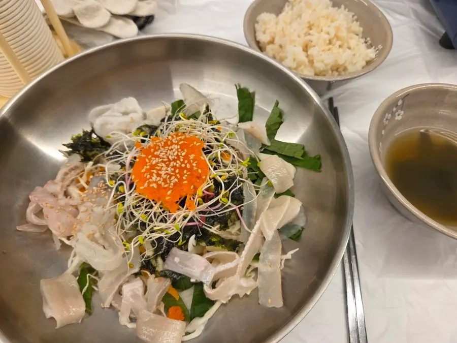 Single-serving raw fish rice bowl