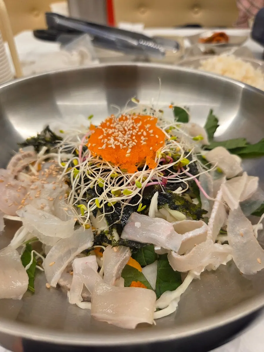 Raw fish rice bowl loaded with hoe and vegetables