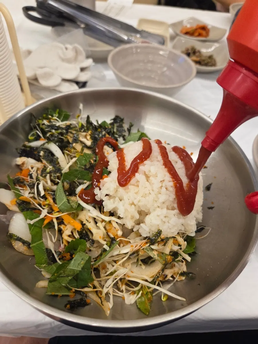 Mixing the raw fish rice bowl with chogochujang