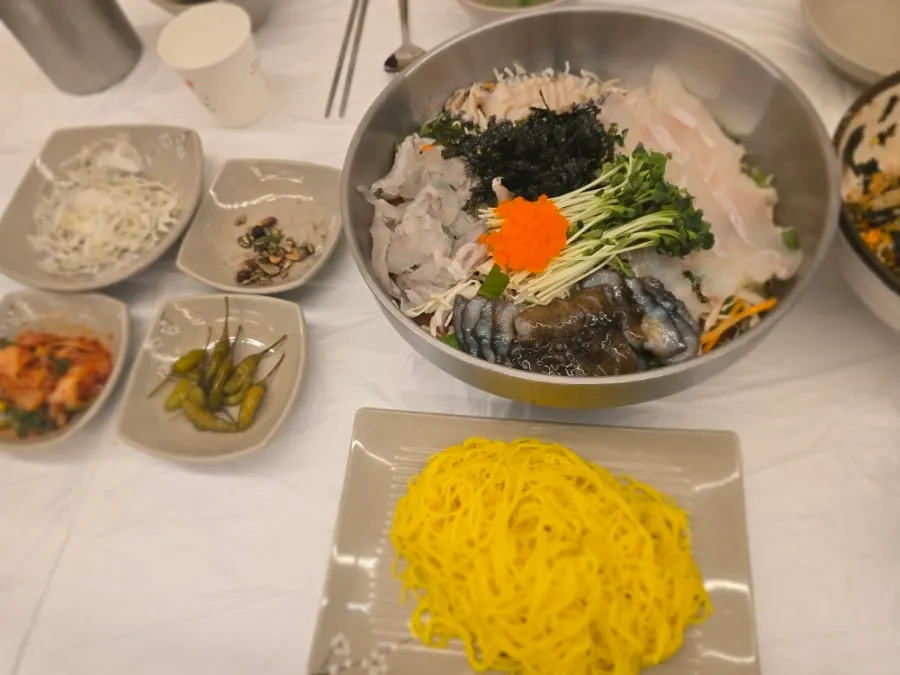 모둠물회와 날치알 주먹밥, 바지락탕 상차림