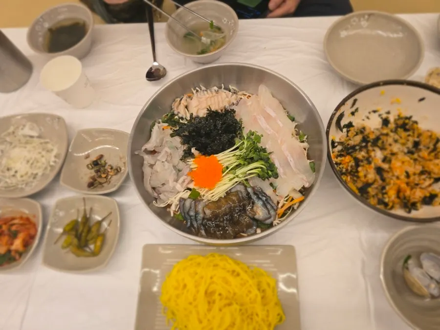 채소와 해산물이 넉넉한 모둠물회 클로즈업