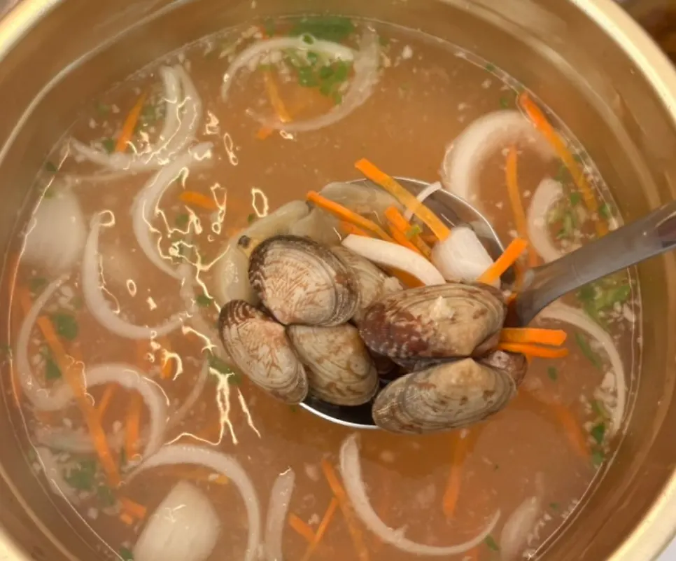 서비스로 나온 바지락탕