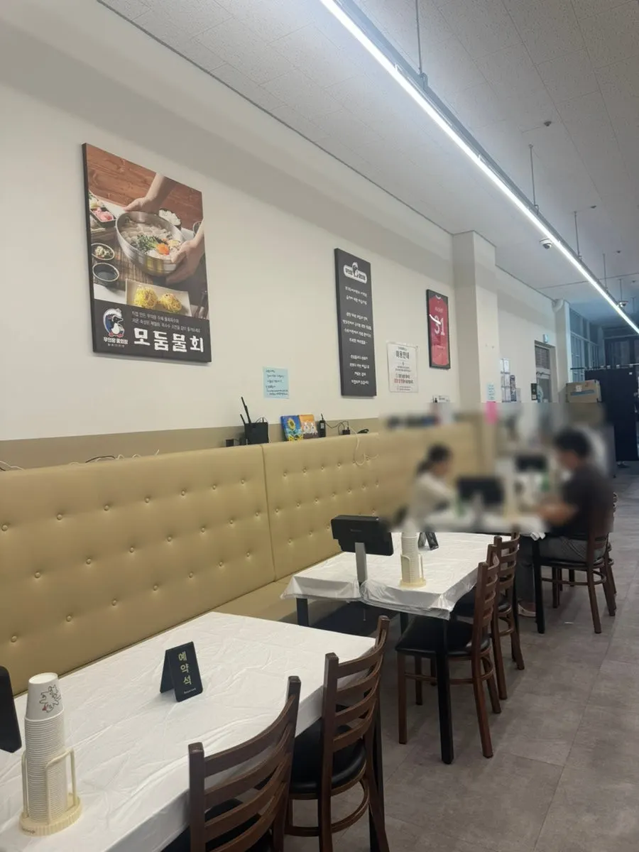 밝고 깔끔하게 정돈된 무의랑물회랑 매장 분위기