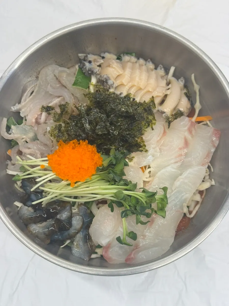 회와 해산물, 채소가 담겨 나온 모둠물회 한 그릇