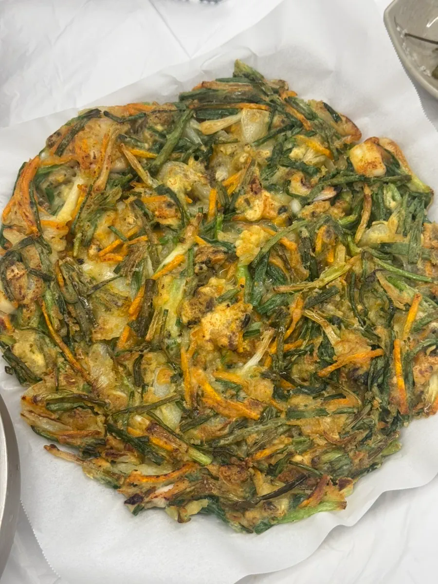 노릇하게 부쳐 나온 해물파전 한 판