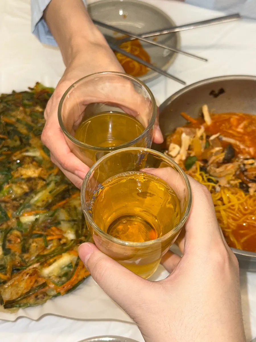 물회, 해물파전과 함께 곁들인 맥주