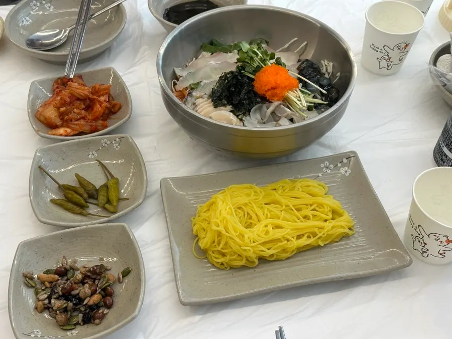 정갈하게 차려진 기본찬과 미역국