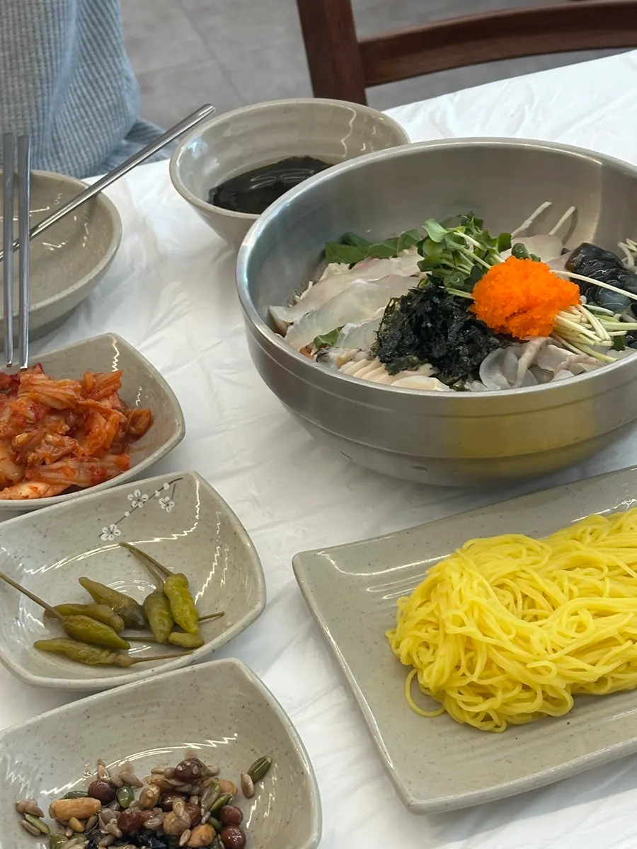 정갈하게 차려진 기본찬과 미역국