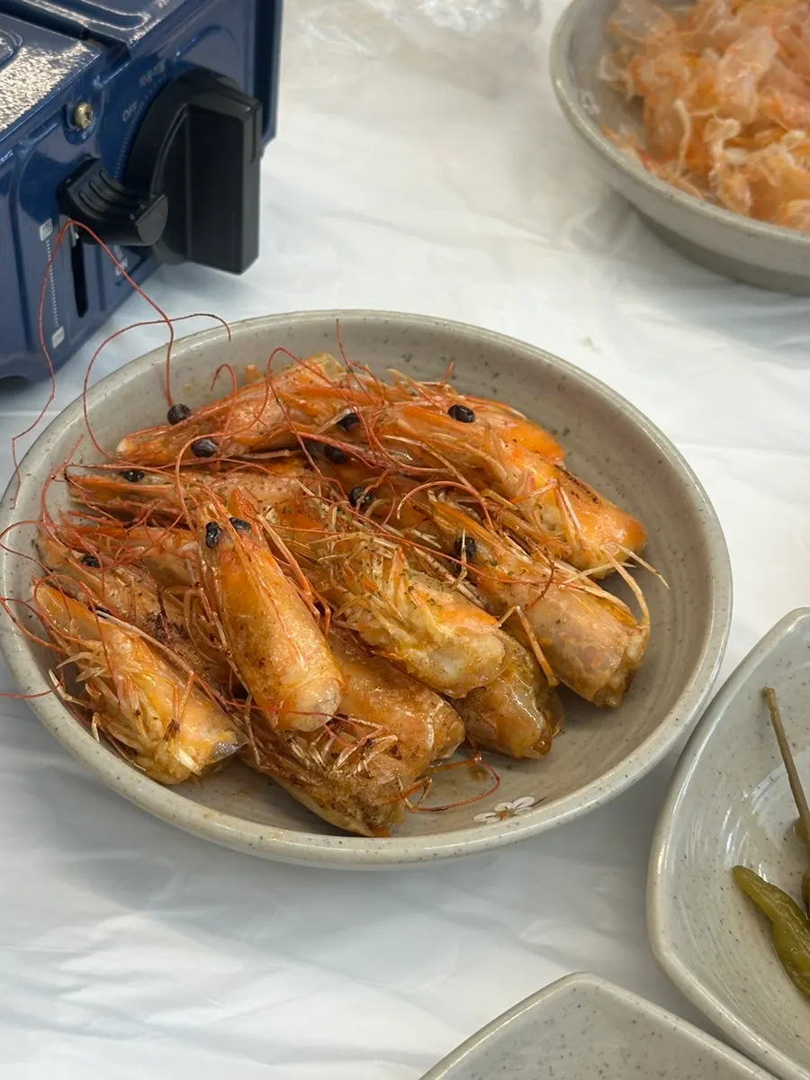 새우를 까주는 장면 사진
