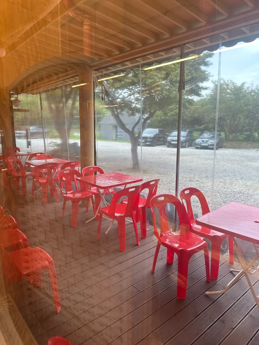 넓은 홀과 테이블이 있는 식사 공간