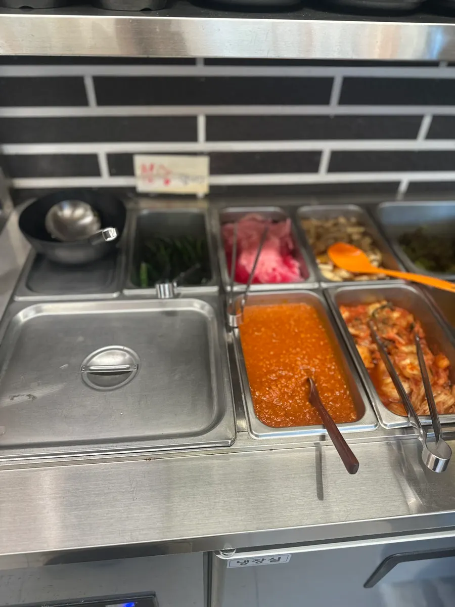 셀프바에서 리필한 밑반찬