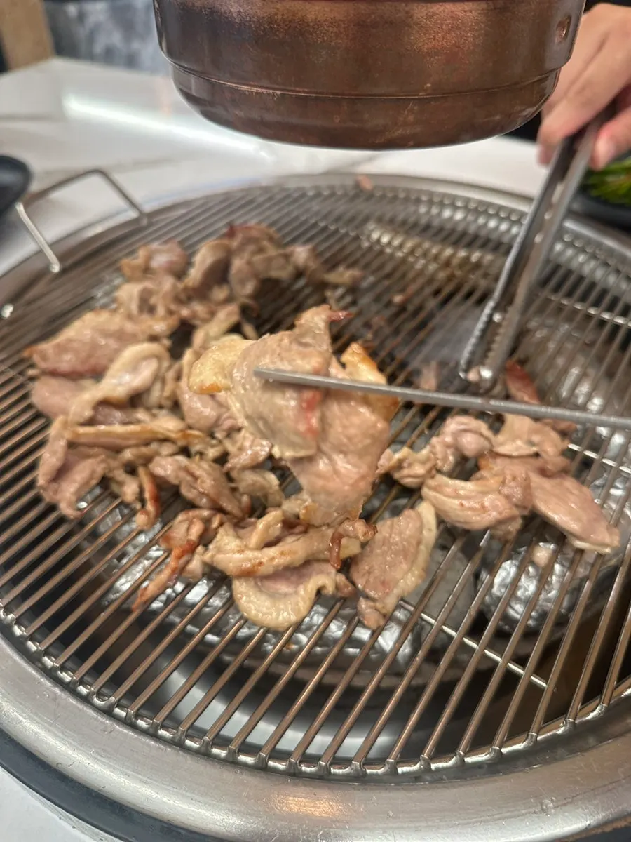 숯불 옆에 준비된 소금